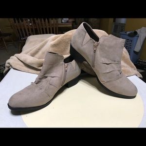 $10 SALE Beautiful NEVER WORN ankle boot